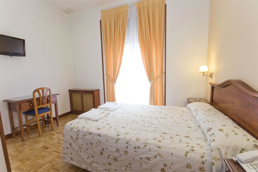 Hostal Edreira Мадрид Екстериор снимка